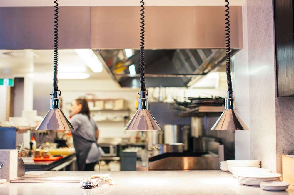 Mujer joven trabajando en servicio de catering